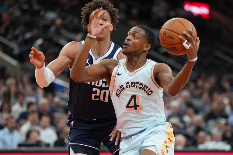 Report: De’Aaron Fox to miss remainder of season