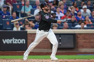 J.D. Martinez hits grand slam in 8-4 win over Braves